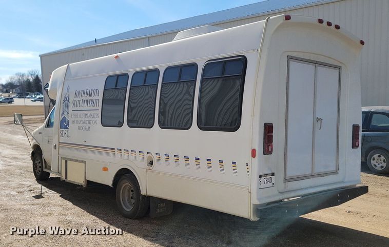 image for item LA9661 1998 Ford E450 Super Duty shuttle bus