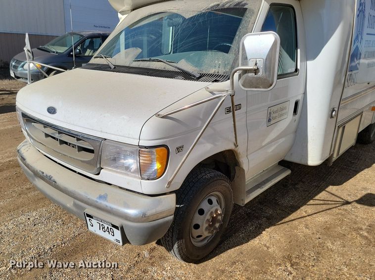 image for item LA9661 1998 Ford E450 Super Duty shuttle bus