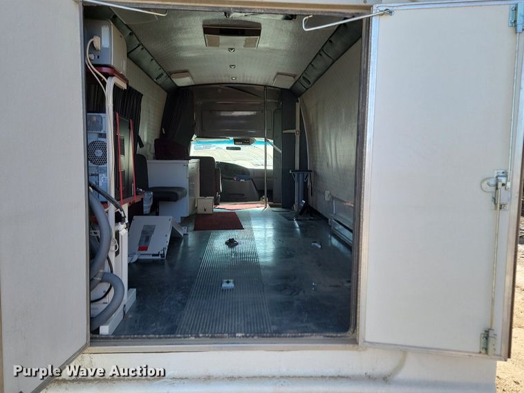 image for item LA9661 1998 Ford E450 Super Duty shuttle bus