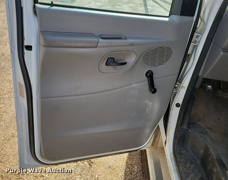 image for item LA9661 1998 Ford E450 Super Duty shuttle bus