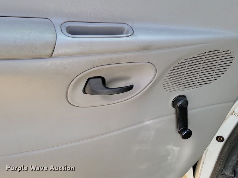 image for item LA9661 1998 Ford E450 Super Duty shuttle bus