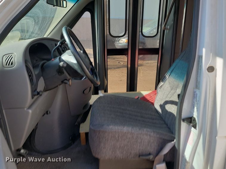 image for item LA9661 1998 Ford E450 Super Duty shuttle bus