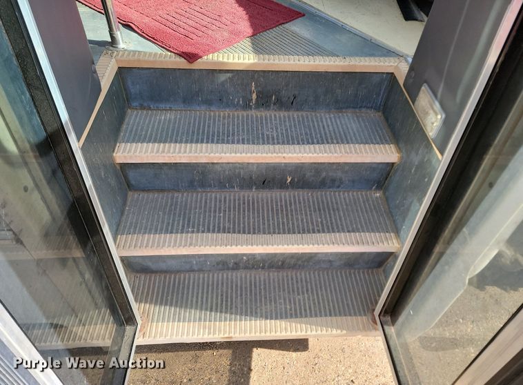 image for item LA9661 1998 Ford E450 Super Duty shuttle bus