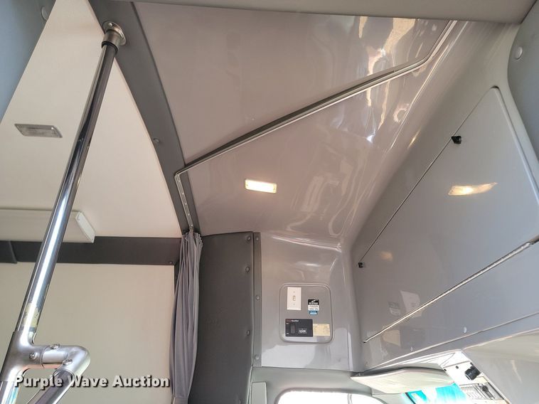 image for item LA9661 1998 Ford E450 Super Duty shuttle bus