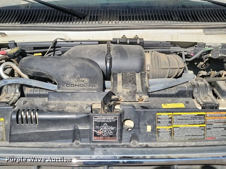 image for item LA9661 1998 Ford E450 Super Duty shuttle bus