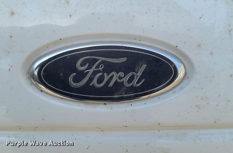 image for item LA9661 1998 Ford E450 Super Duty shuttle bus