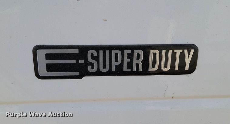 image for item LA9661 1998 Ford E450 Super Duty shuttle bus