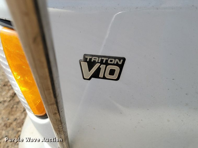 image for item LA9661 1998 Ford E450 Super Duty shuttle bus