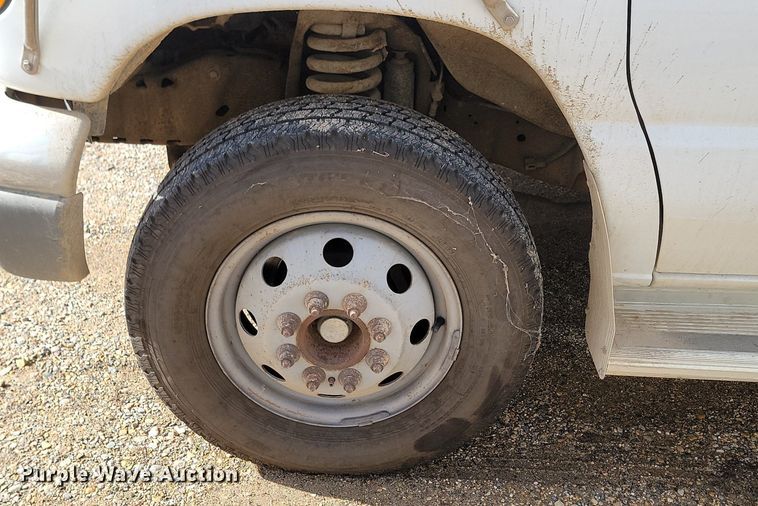 image for item LA9661 1998 Ford E450 Super Duty shuttle bus