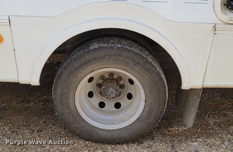 image for item LA9661 1998 Ford E450 Super Duty shuttle bus