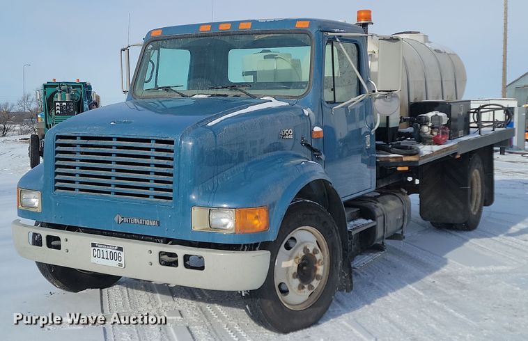 image for item LA9667 1999 International  4700  flatbed truck
