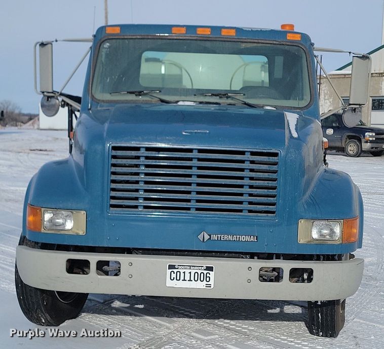 image for item LA9667 1999 International  4700  flatbed truck
