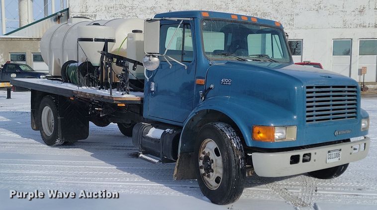 image for item LA9667 1999 International  4700  flatbed truck