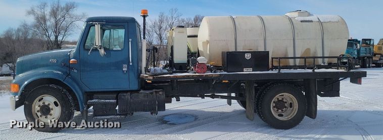 image for item LA9667 1999 International  4700  flatbed truck