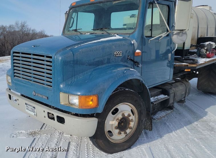 image for item LA9667 1999 International  4700  flatbed truck