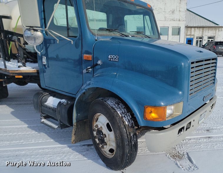 image for item LA9667 1999 International  4700  flatbed truck