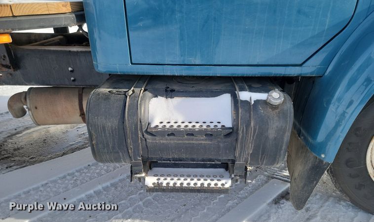 image for item LA9667 1999 International  4700  flatbed truck