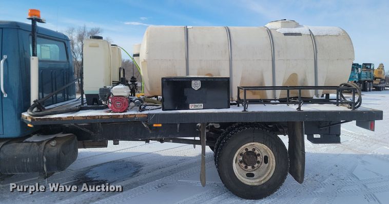 image for item LA9667 1999 International  4700  flatbed truck