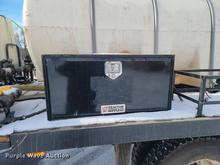 image for item LA9667 1999 International  4700  flatbed truck