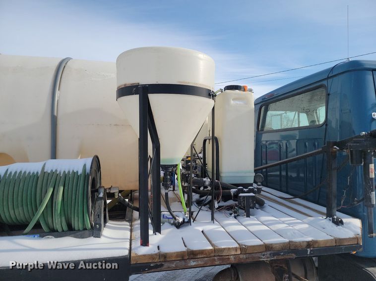 image for item LA9667 1999 International  4700  flatbed truck