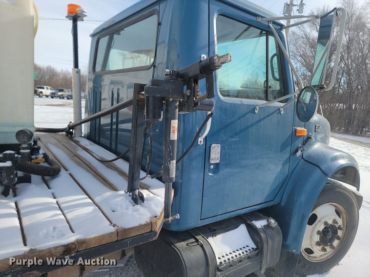 image for item LA9667 1999 International  4700  flatbed truck