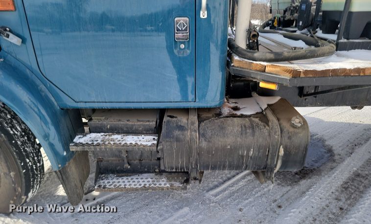 image for item LA9667 1999 International  4700  flatbed truck