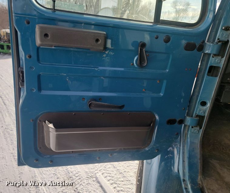 image for item LA9667 1999 International  4700  flatbed truck