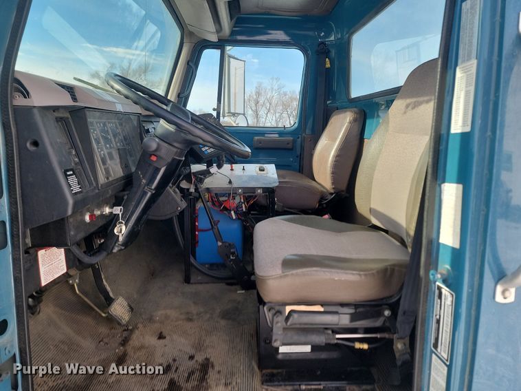 image for item LA9667 1999 International  4700  flatbed truck