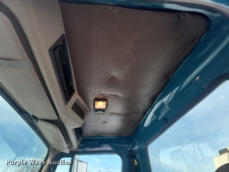 image for item LA9667 1999 International  4700  flatbed truck