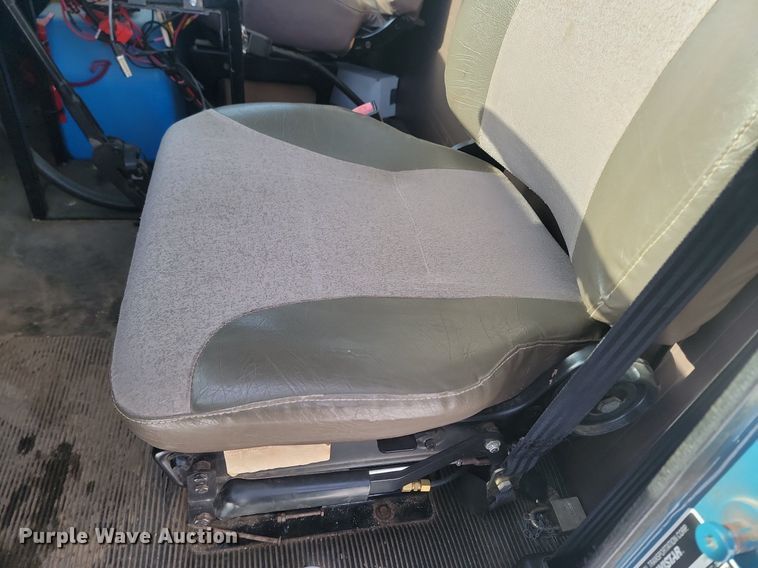 image for item LA9667 1999 International  4700  flatbed truck