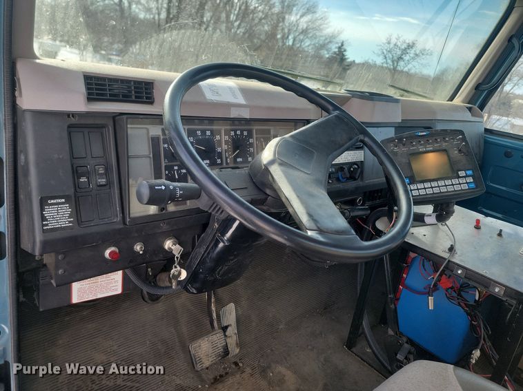 image for item LA9667 1999 International  4700  flatbed truck