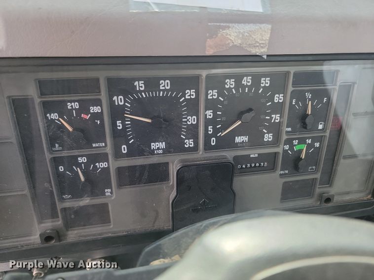 image for item LA9667 1999 International  4700  flatbed truck