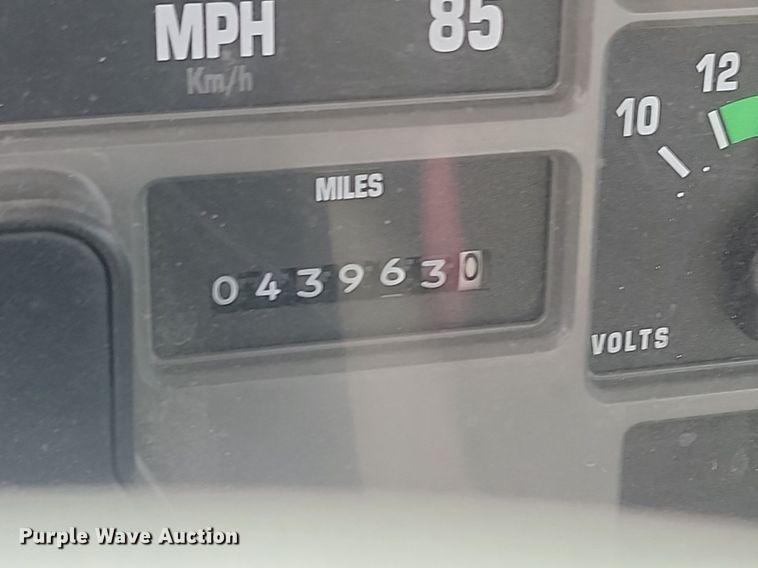 image for item LA9667 1999 International  4700  flatbed truck