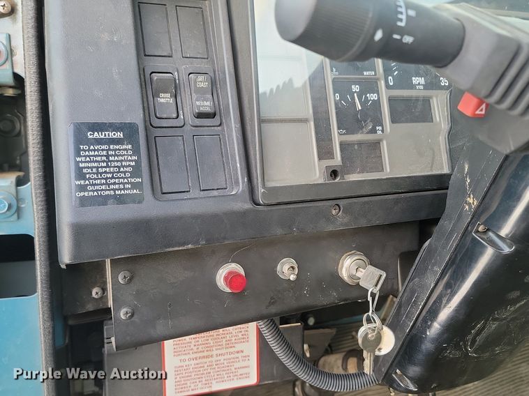 image for item LA9667 1999 International  4700  flatbed truck