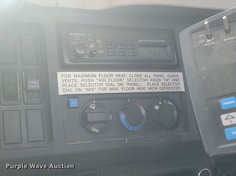 image for item LA9667 1999 International  4700  flatbed truck