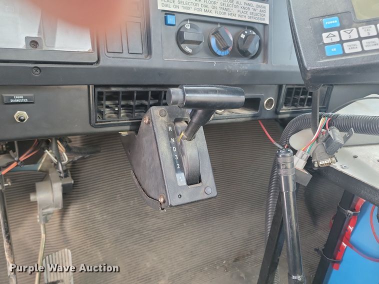 image for item LA9667 1999 International  4700  flatbed truck