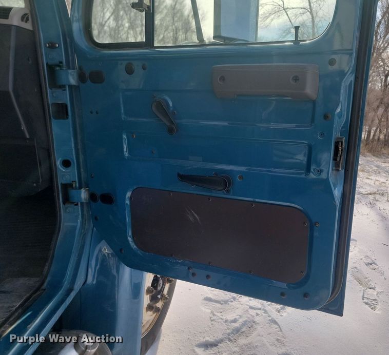 image for item LA9667 1999 International  4700  flatbed truck