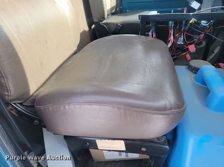 image for item LA9667 1999 International  4700  flatbed truck