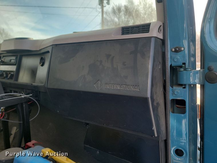 image for item LA9667 1999 International  4700  flatbed truck