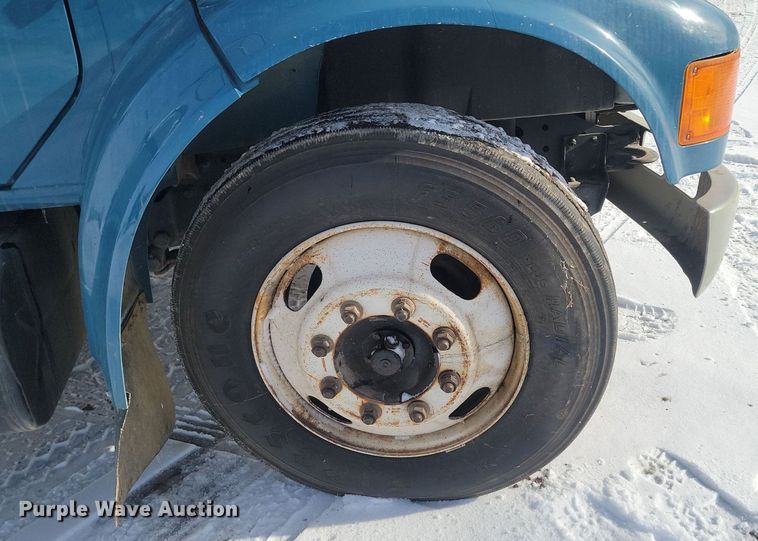 image for item LA9667 1999 International  4700  flatbed truck