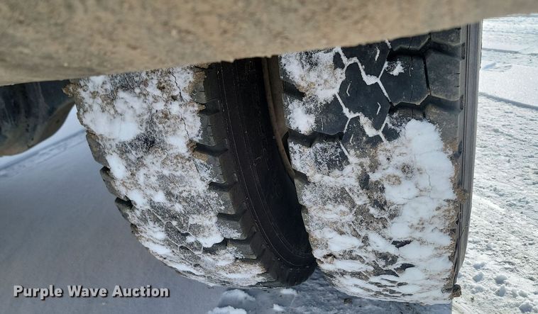 image for item LA9667 1999 International  4700  flatbed truck