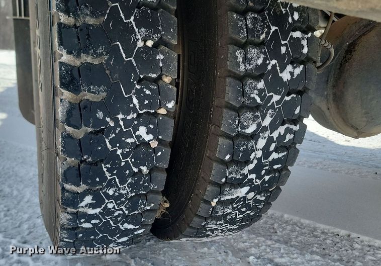 image for item LA9667 1999 International  4700  flatbed truck