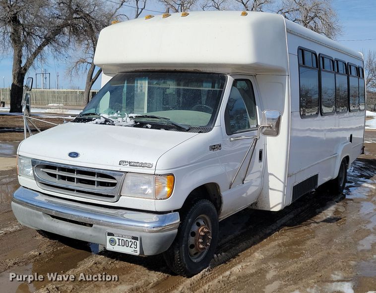 image for item LA9682 2000 Ford E450 Super Duty shuttle bus