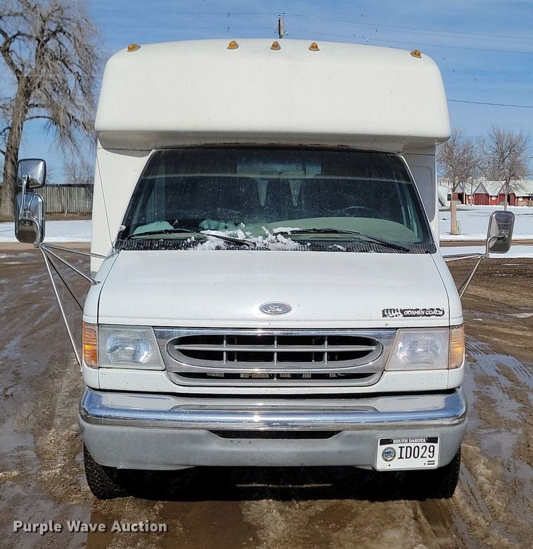 image for item LA9682 2000 Ford E450 Super Duty shuttle bus