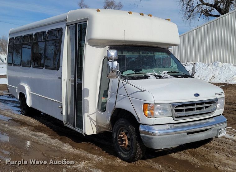 image for item LA9682 2000 Ford E450 Super Duty shuttle bus