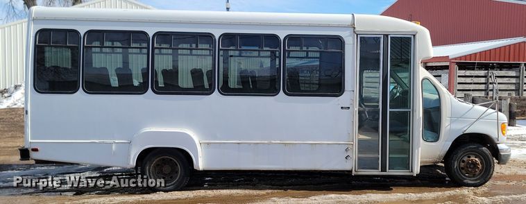 image for item LA9682 2000 Ford E450 Super Duty shuttle bus