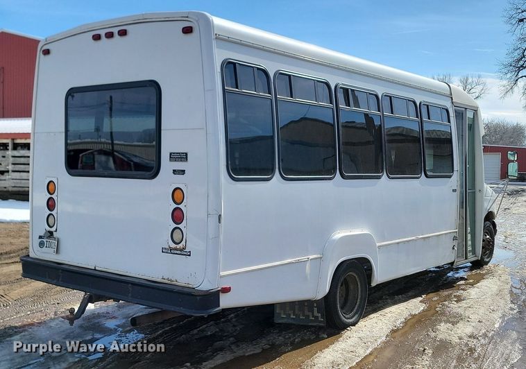 image for item LA9682 2000 Ford E450 Super Duty shuttle bus
