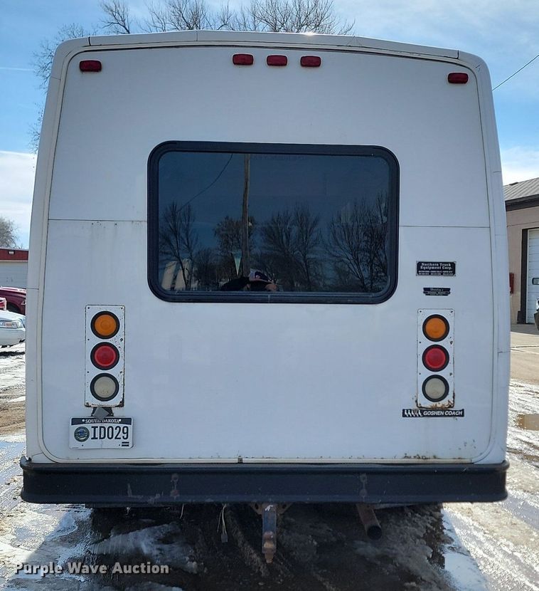 image for item LA9682 2000 Ford E450 Super Duty shuttle bus