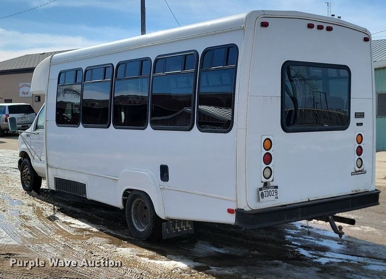 image for item LA9682 2000 Ford E450 Super Duty shuttle bus