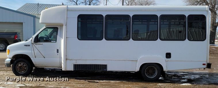 image for item LA9682 2000 Ford E450 Super Duty shuttle bus